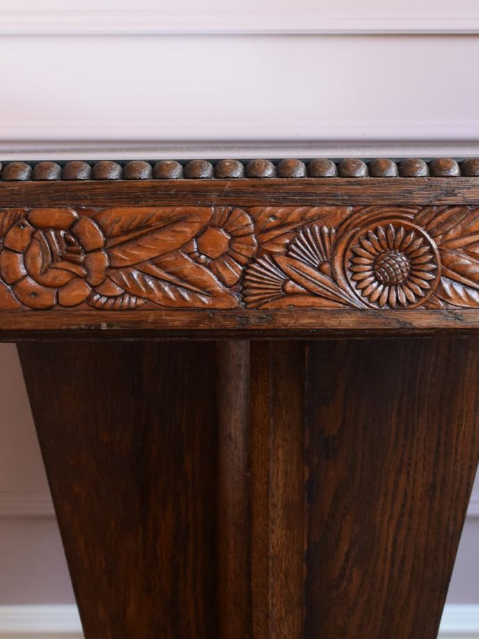 英国アンティーク家具らしい彫