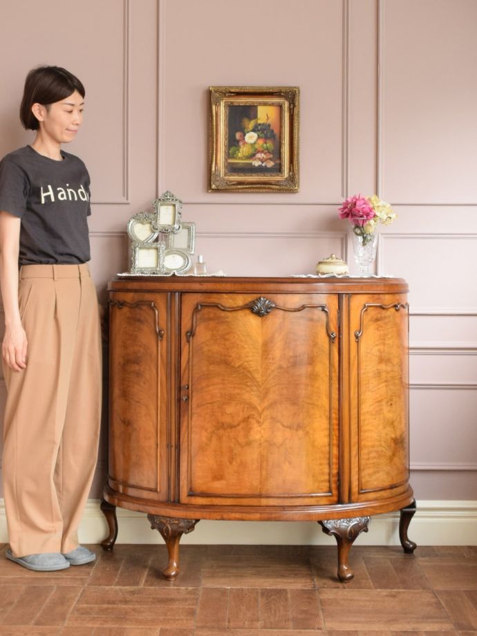 英国アンティークのサイドボード