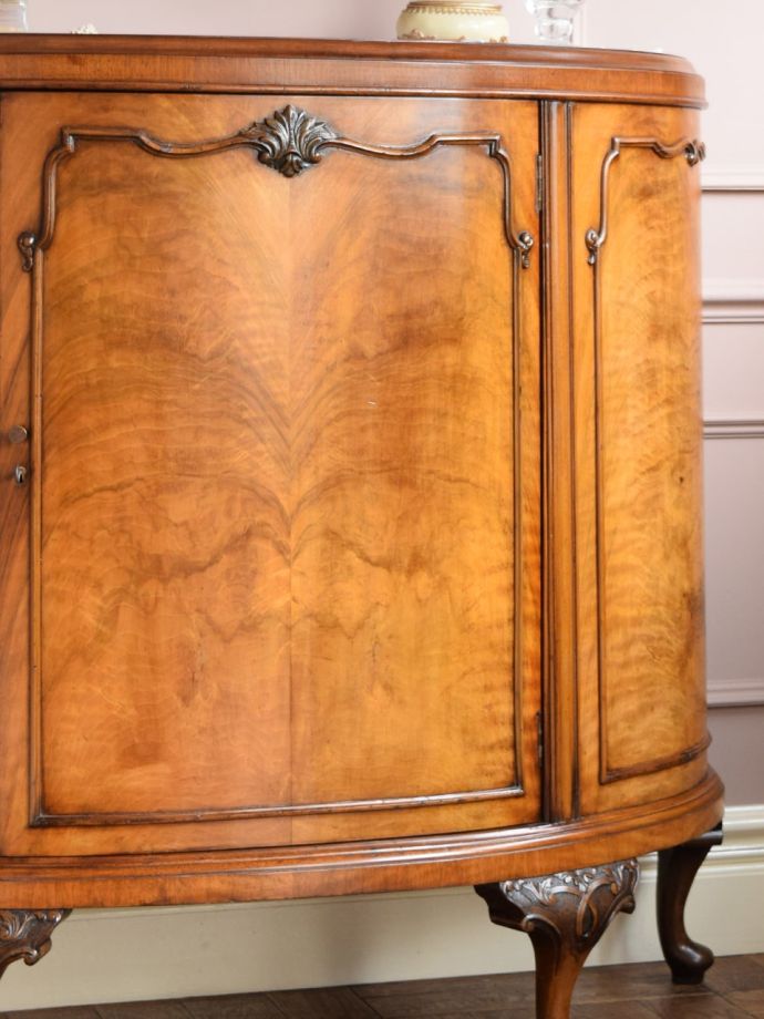 アンティーク家具らしい美しい杢目