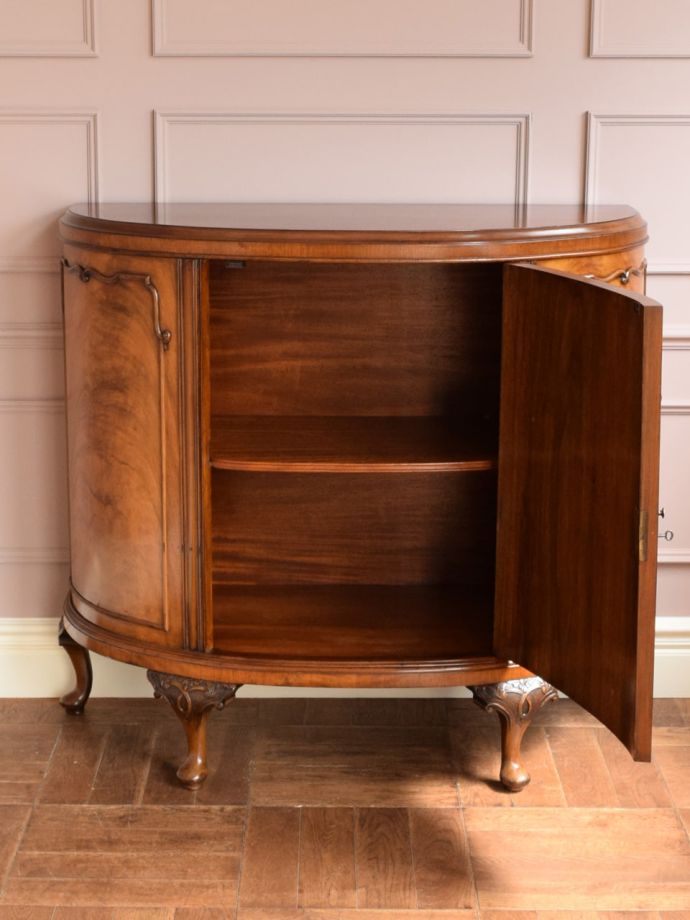 アンティークサイドボードの扉の中