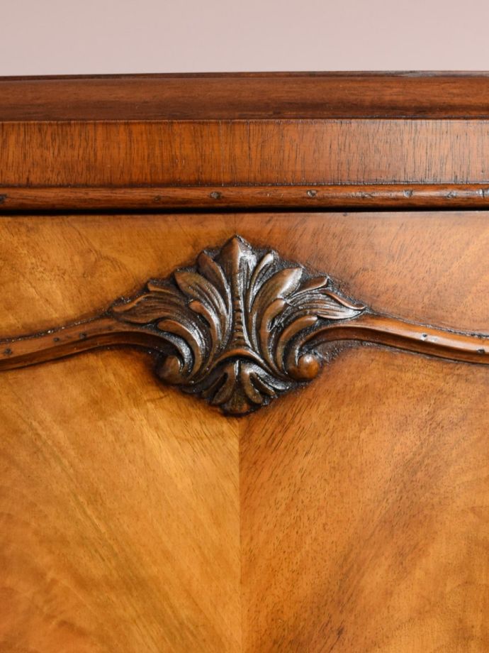 英国のアンティーク家具らしい彫