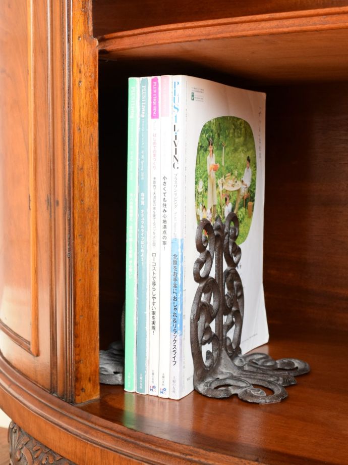 サイドボードの扉を開けると