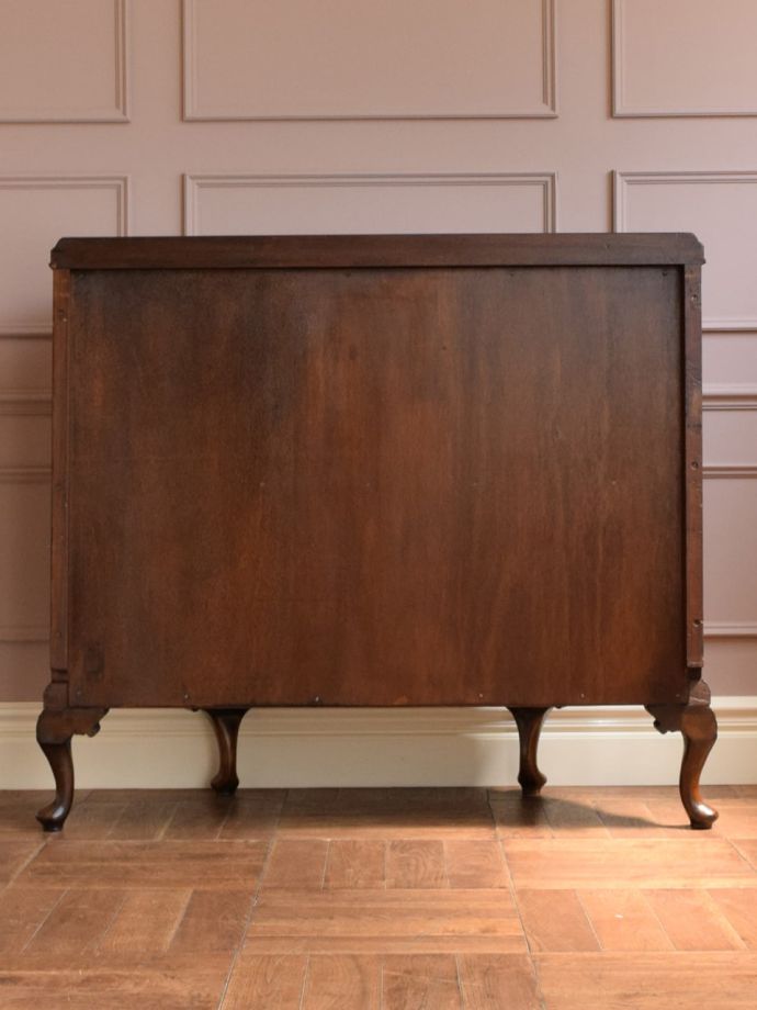 サイドボードの後ろ姿