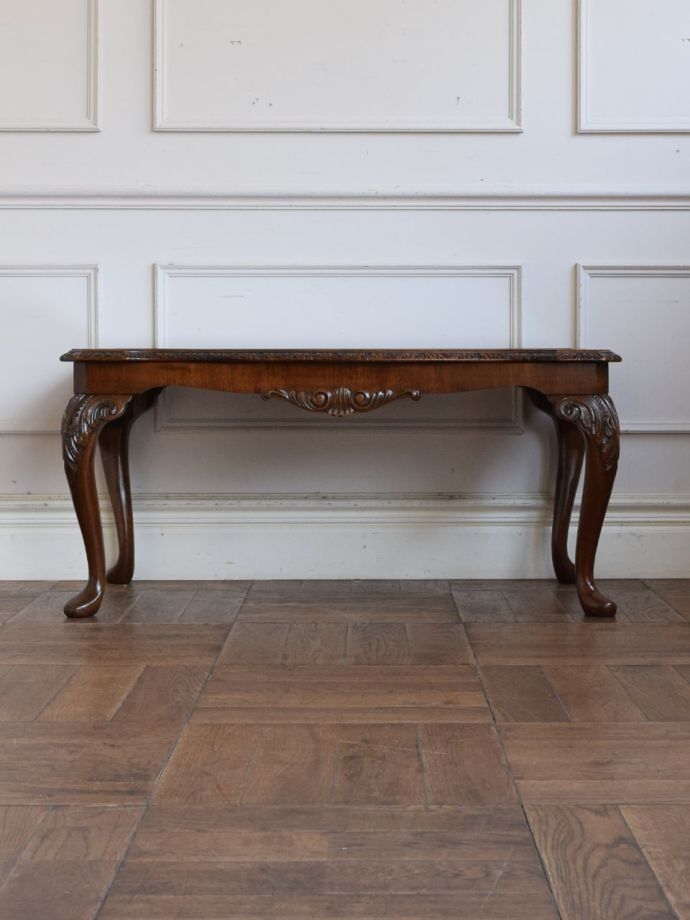 コーヒーテーブルの後ろ姿