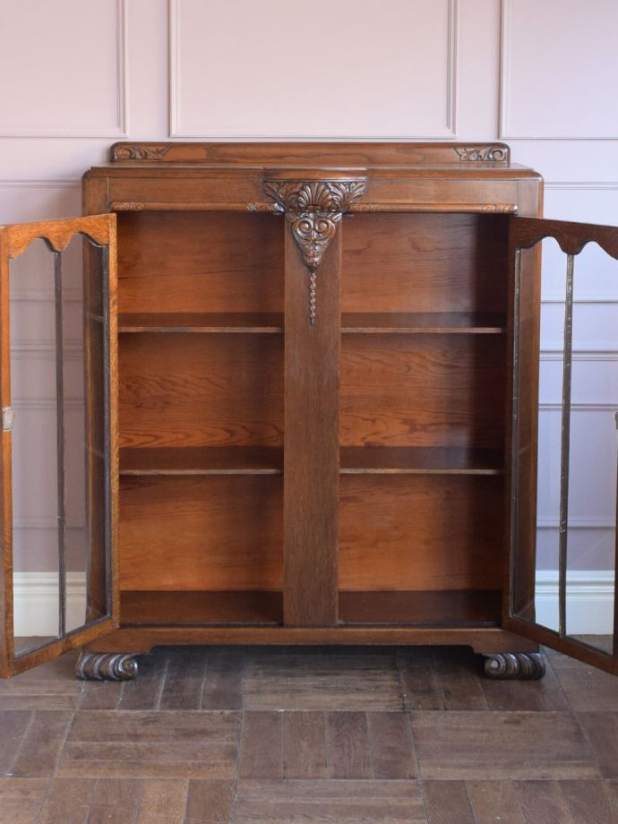 アンティークキャビネットの扉の中