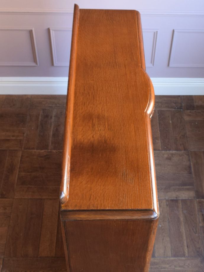 アンティークのキャビネットの天板