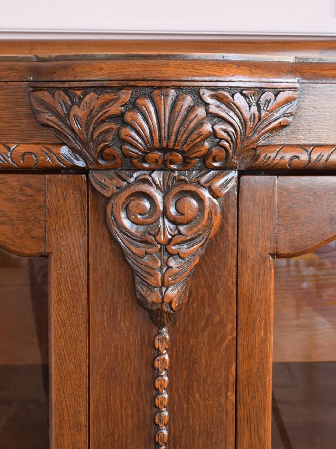 英国アンティーク家具らしい装飾