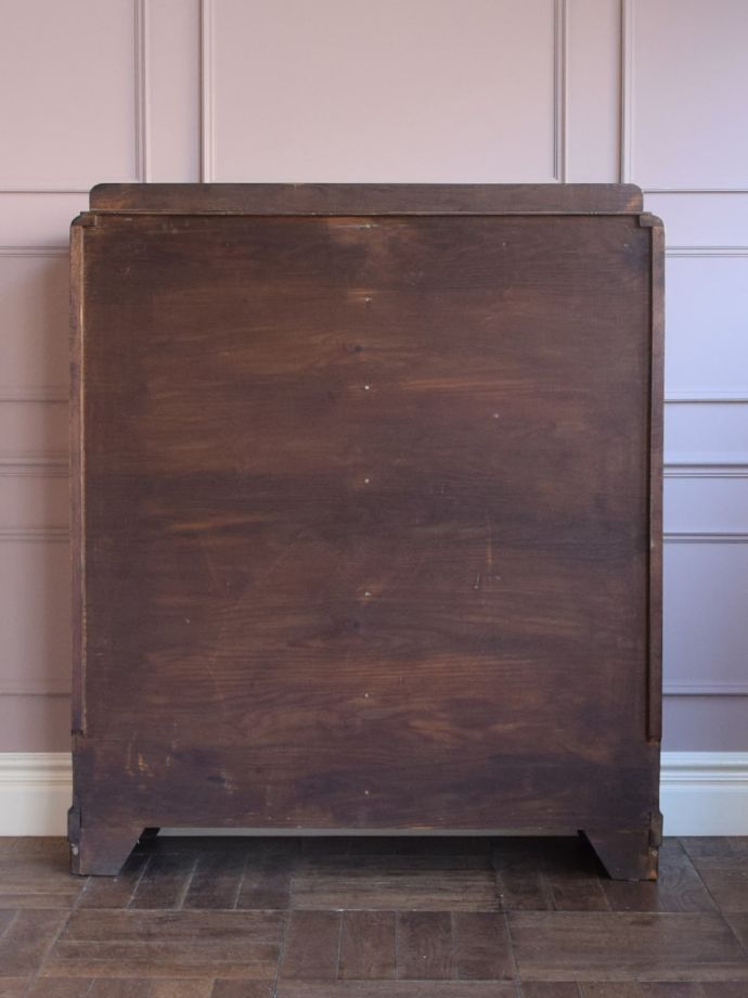 キャビネットの後ろ姿