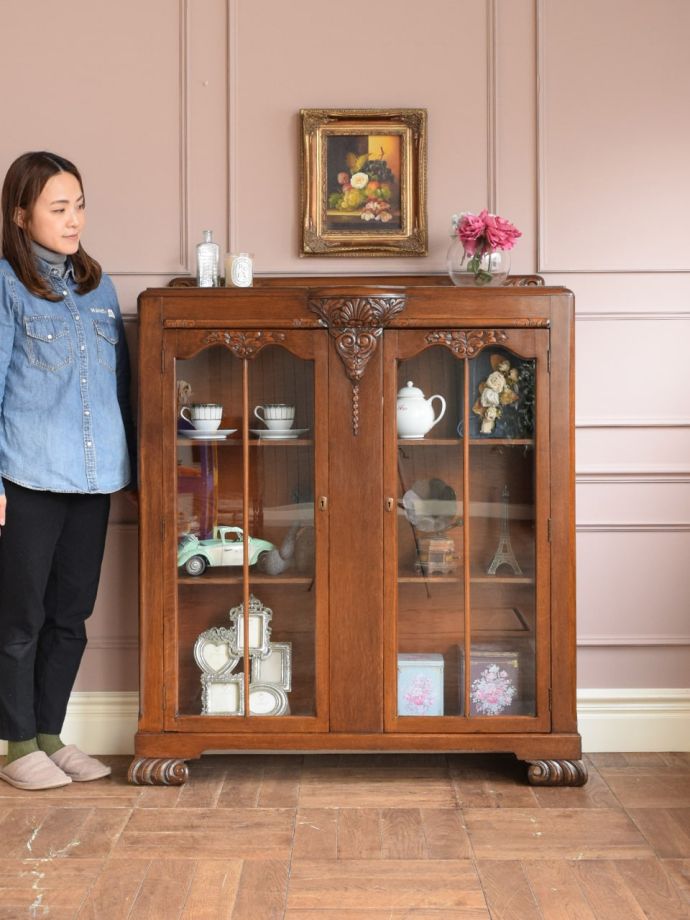英国アンティークのキャビネット