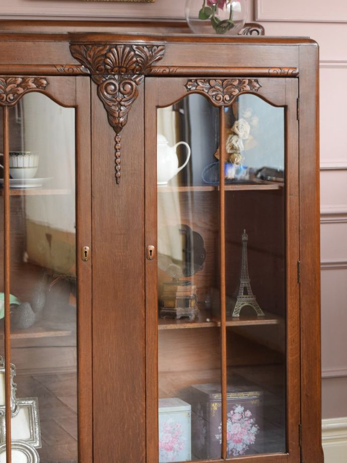 アンティーク家具らしさが漂うキャビネット