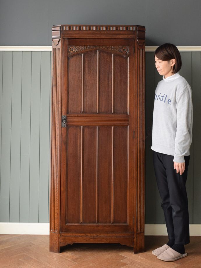 英国アンティークのワードローブ