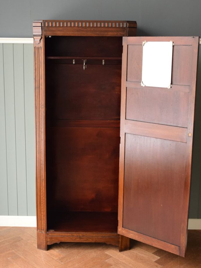 ワードローブの扉の中