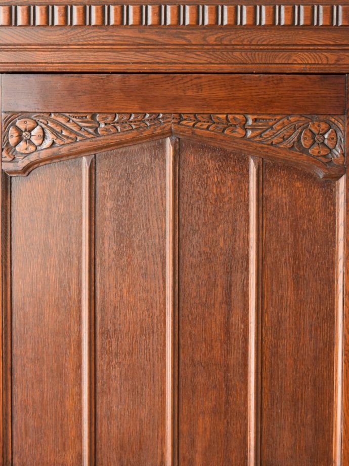 英国アンティーク家具らしい装飾