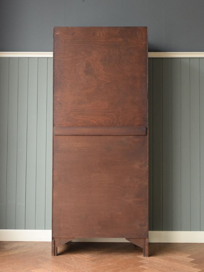 ワードローブの後ろ姿