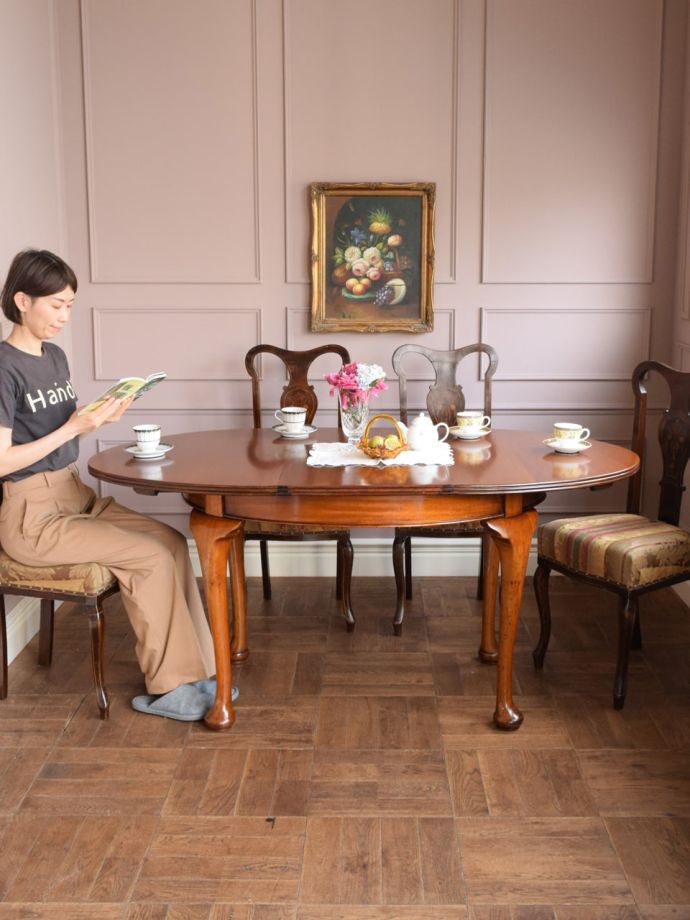 英国アンティークのテーブル