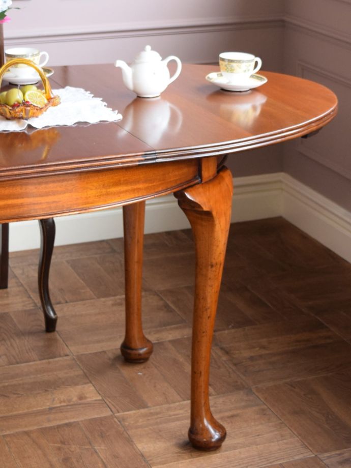 アンティーク家具らしさが漂う脚