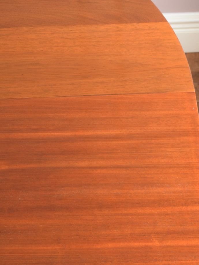 アンティークテーブルらしい木目