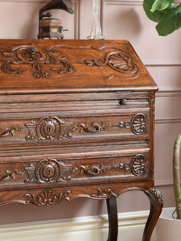 フランスのアンティークらしい美しい彫