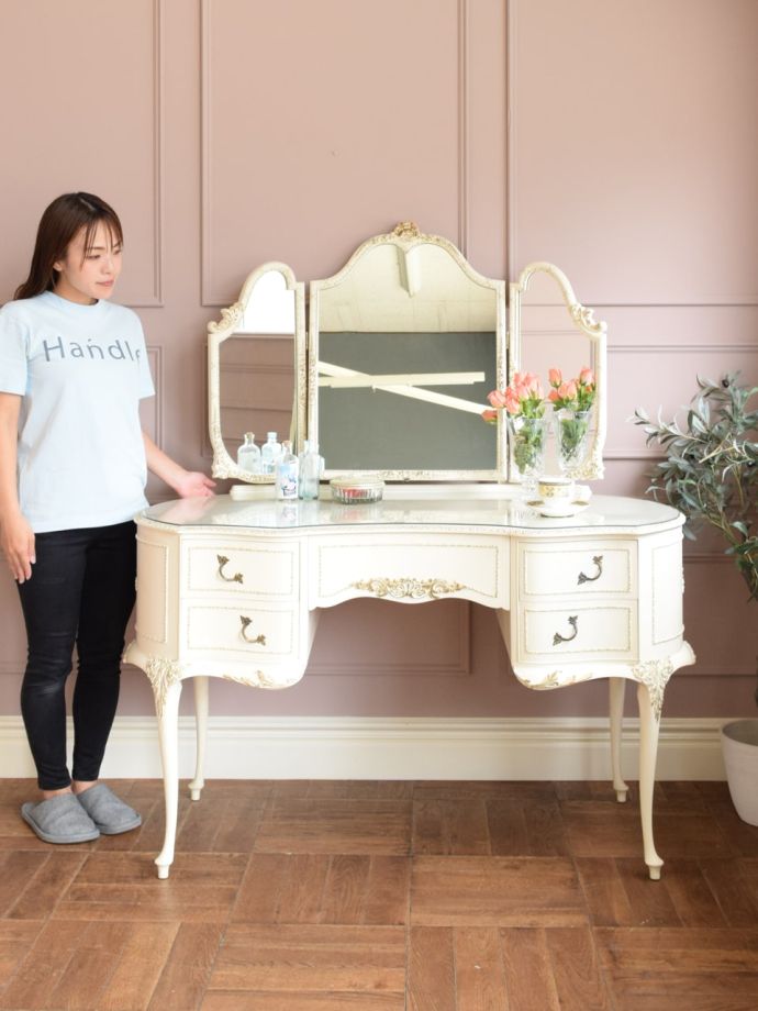 フランスのおしゃれなアンティークのドレッサー