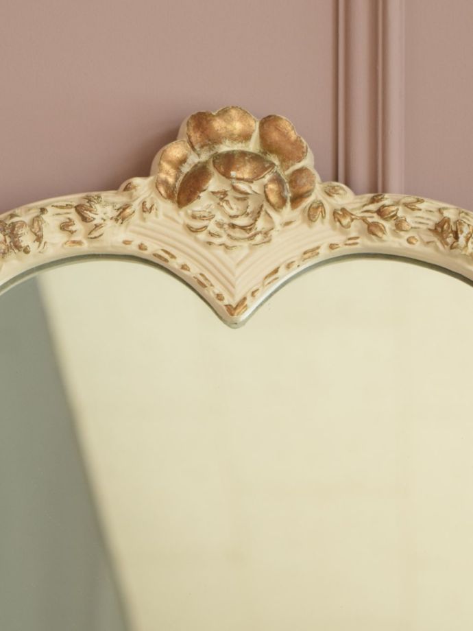 アンティーク家具らしい装飾