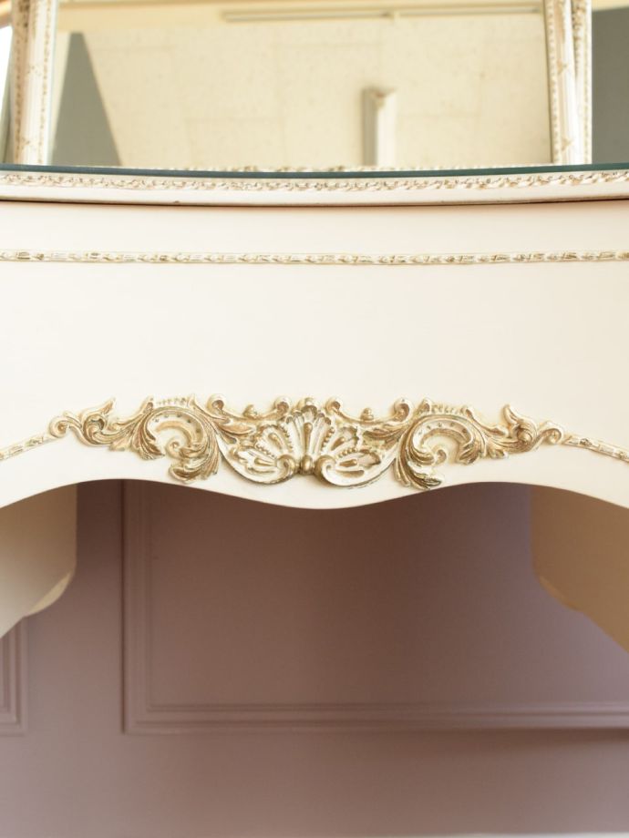 フランスらしく美しい彫