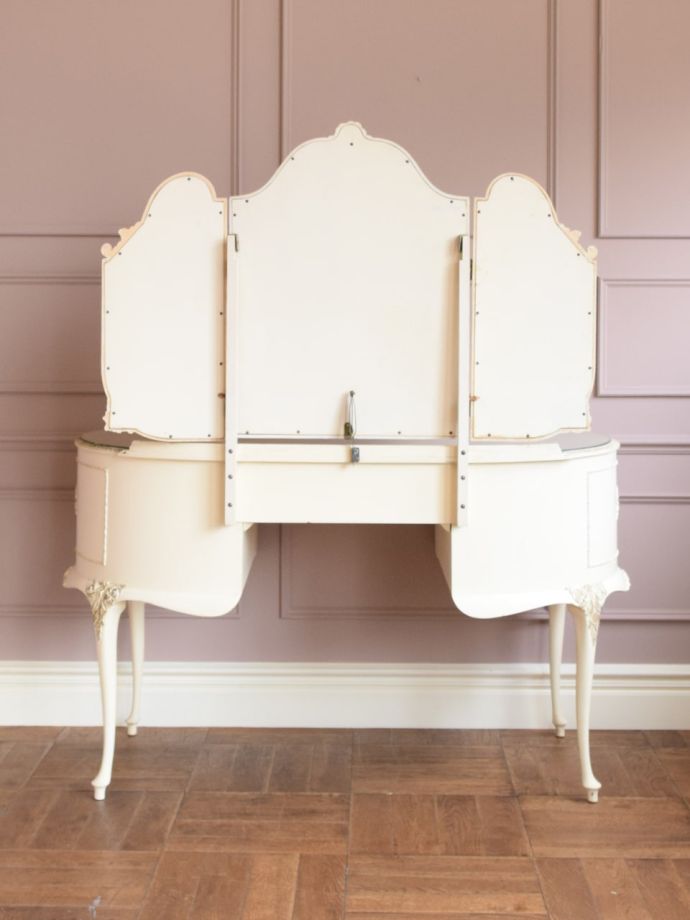 ドレッサーの後ろ姿