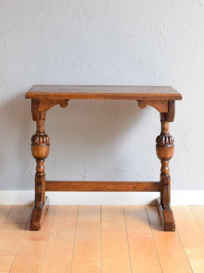 アンティークテーブルの横顔