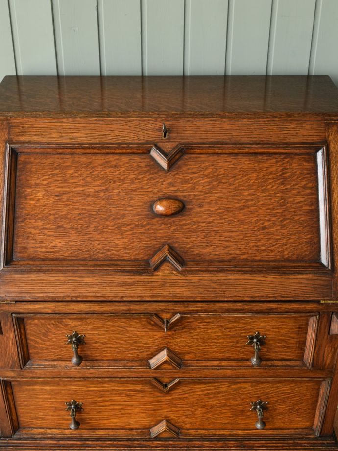 英国アンティーク家具らしい装飾