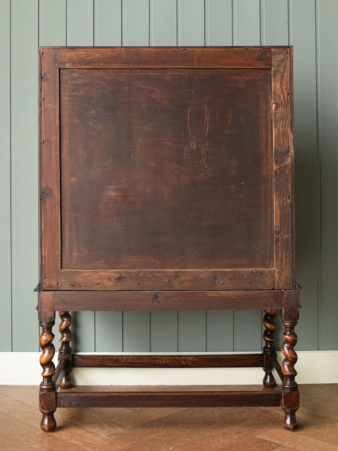 ライティングビューローの後ろ姿