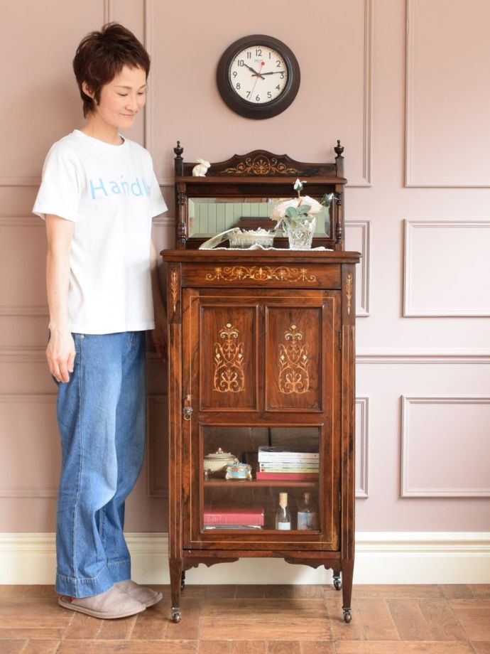 英国アンティークのキャビネット