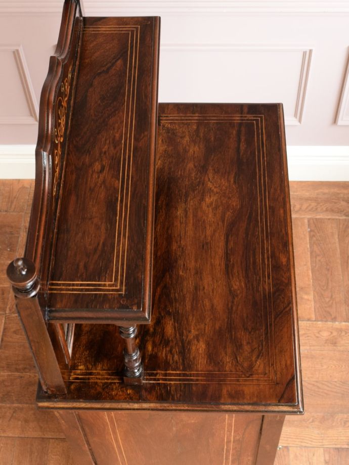 アンティークキャビネットの天板