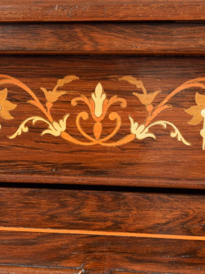 英国アンティーク家具らしい装飾