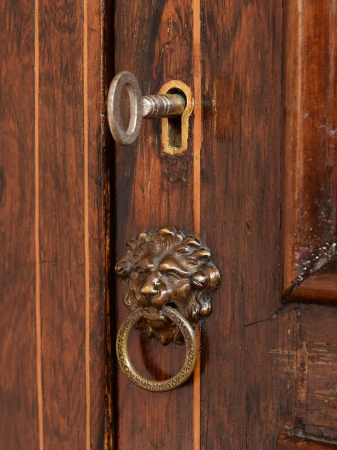 キャビネットの取っ手と鍵