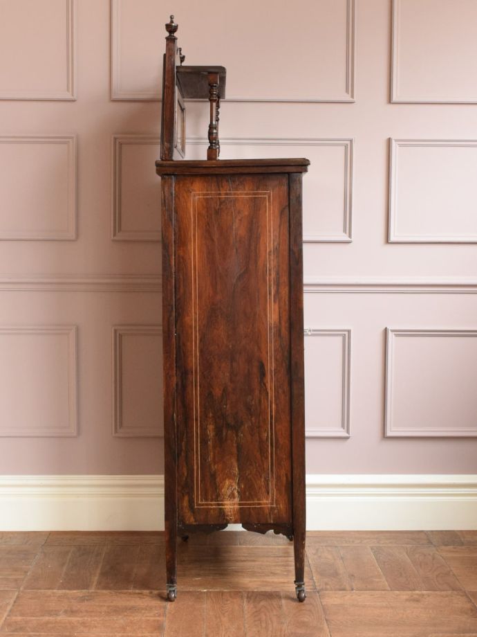 キャビネットの側面