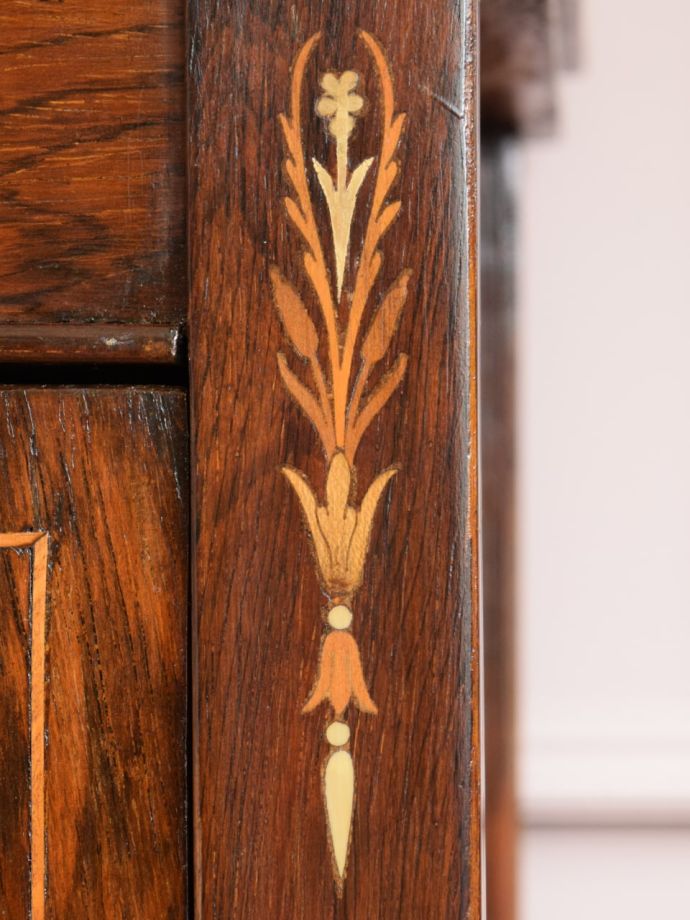 英国アンティーク家具らしい装飾