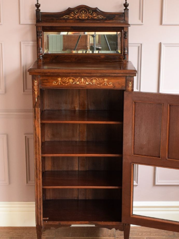 キャビネットの扉の中