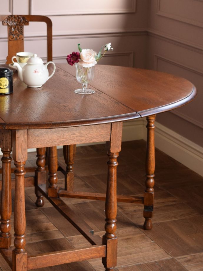 伸長式のおしゃれなアンティークテーブル