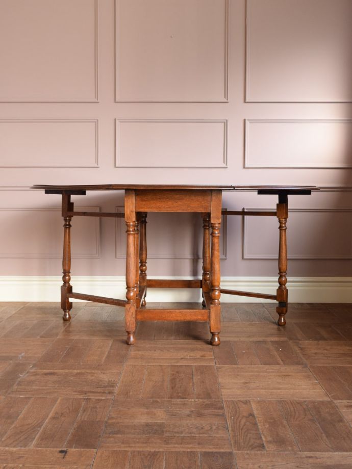 両足を広げた折り畳み式テーブル