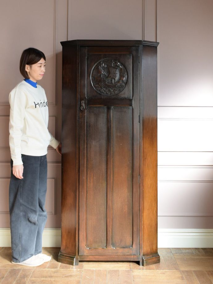 英国アンティークのワードローブ