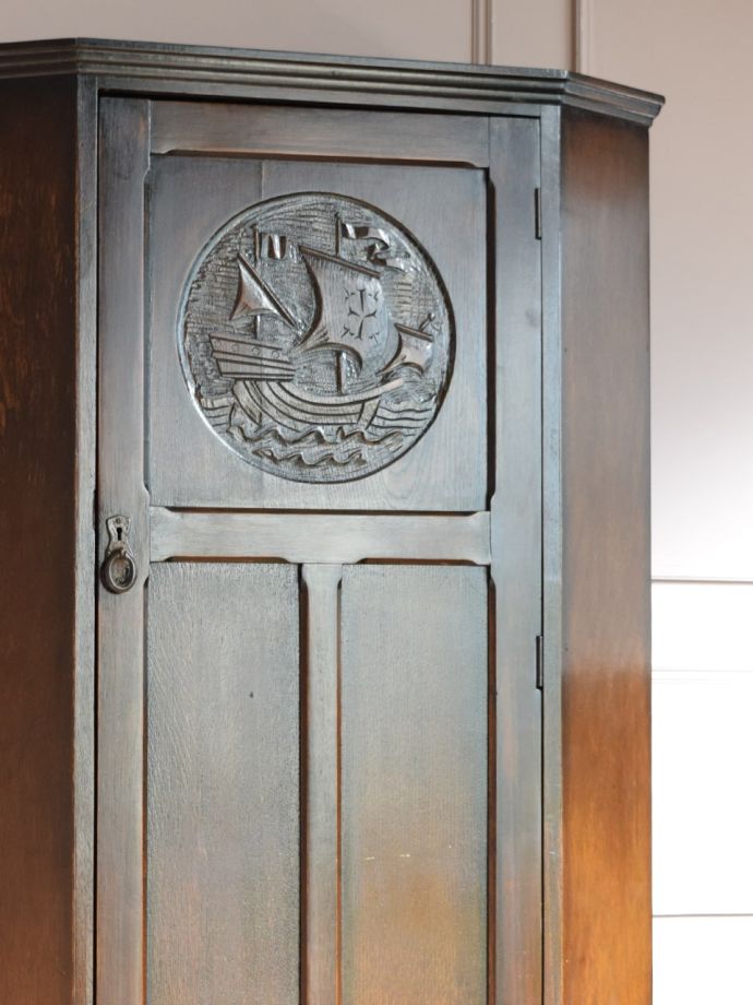 アンティーク家具らしさが漂うワードローブ