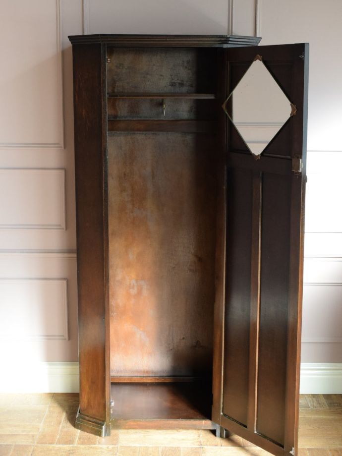 ワードローブの扉の中