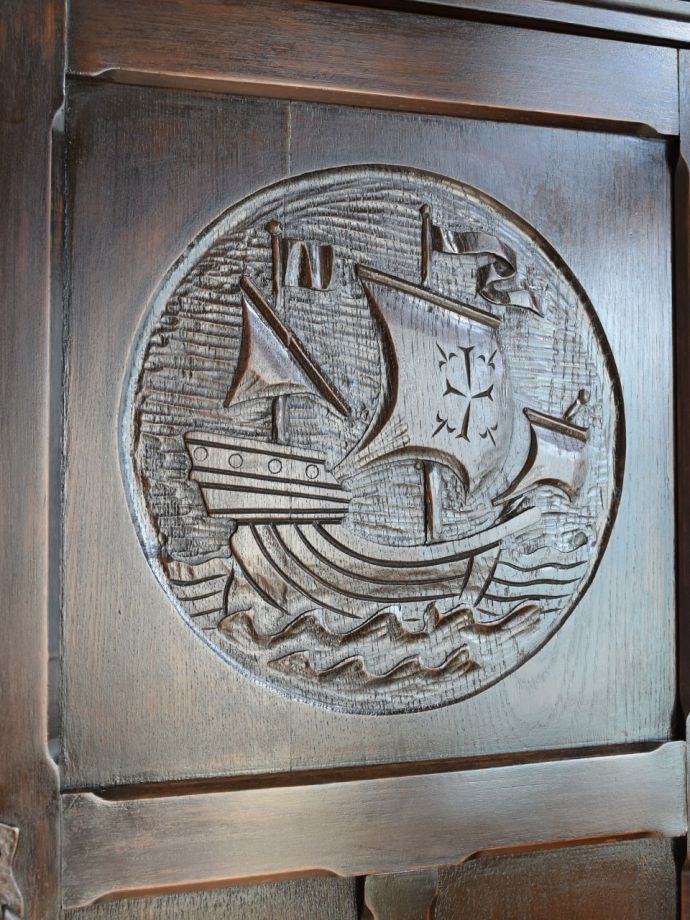 英国アンティーク家具らしい装飾