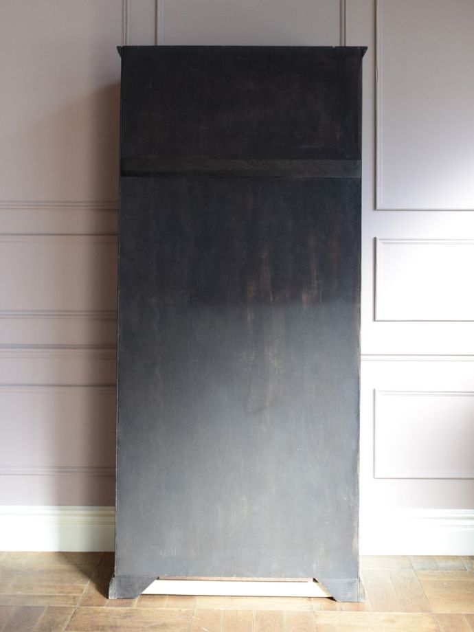 ワードローブの後ろ姿