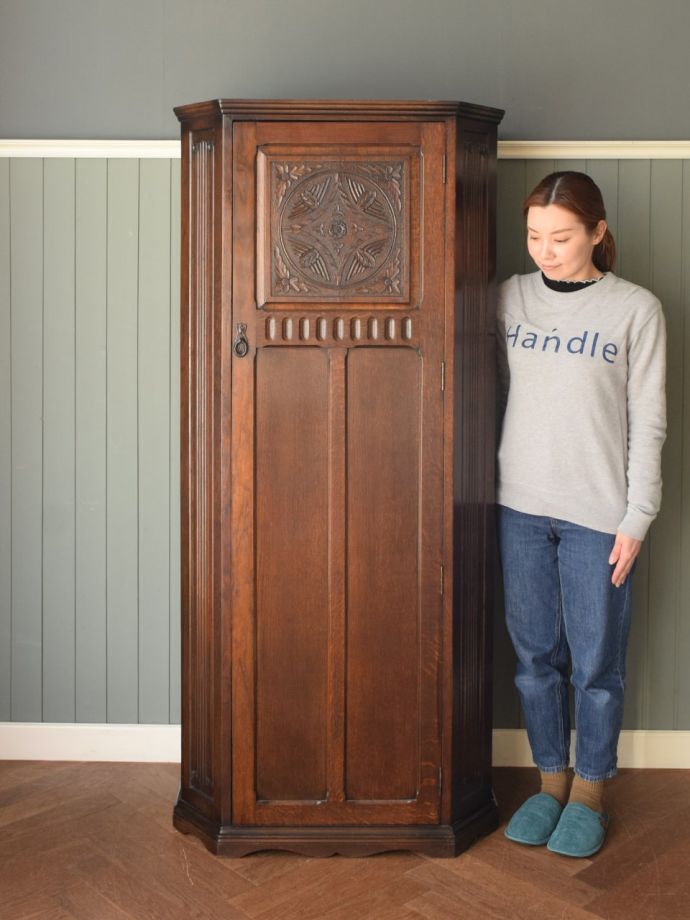 英国アンティークのワードローブ