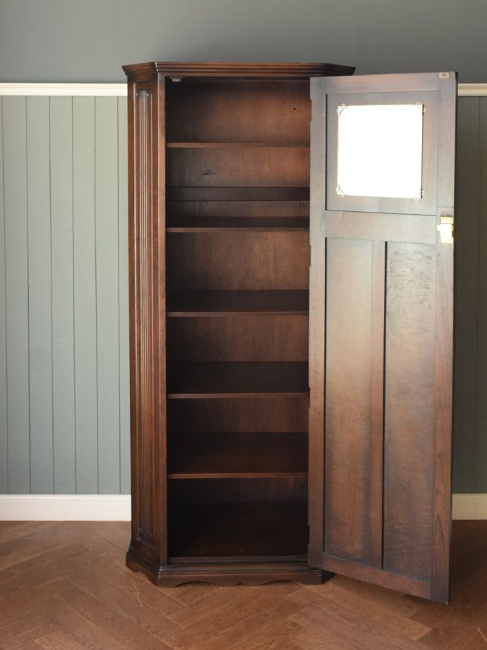 ワードローブの扉の中