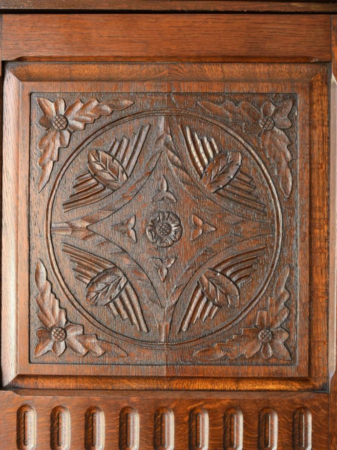 アンティークキャビネットの彫