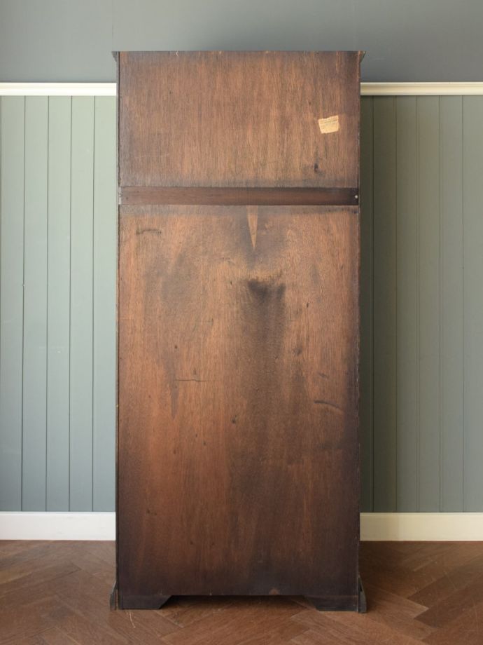 キャビネットの後ろ姿