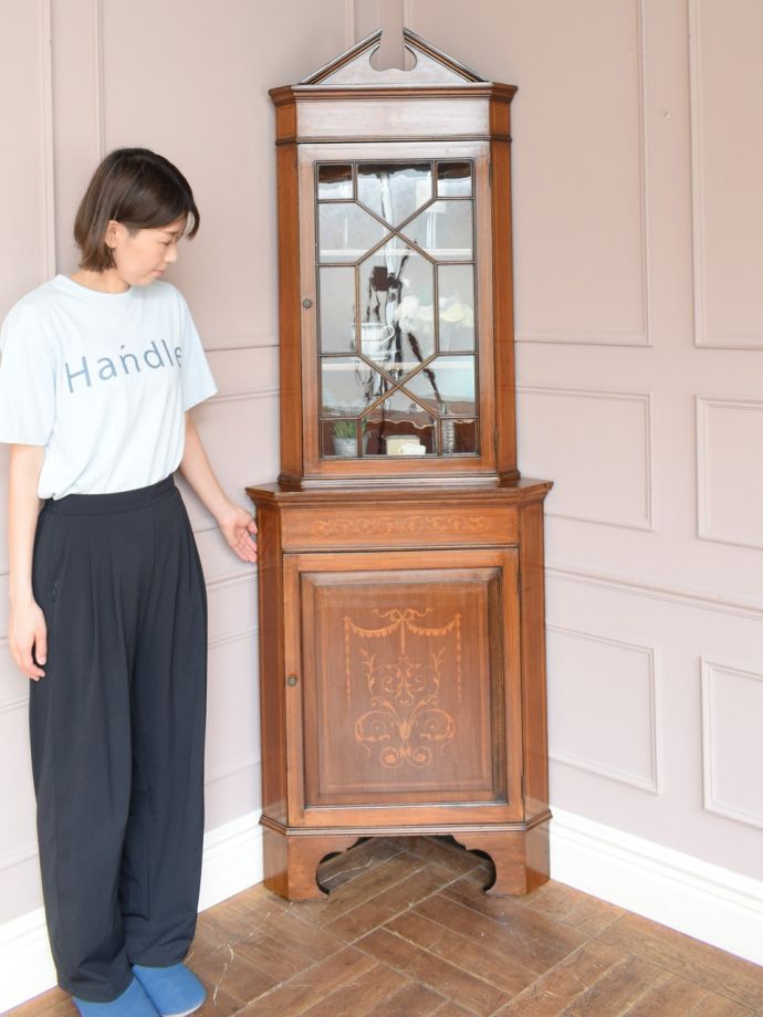 英国アンティークのガラスキャビネット