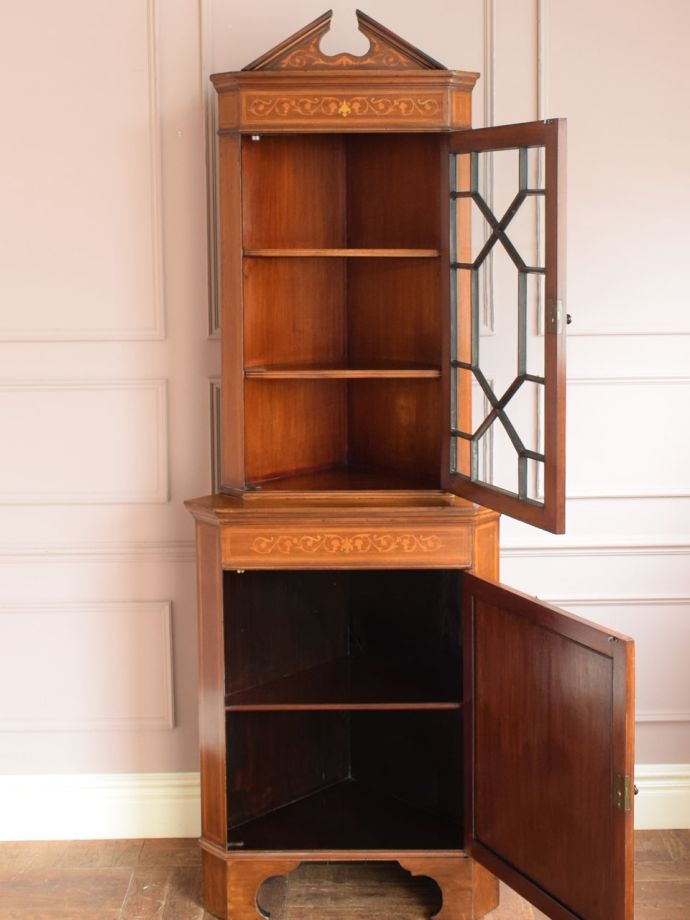 ガラスキャビネットの扉の中