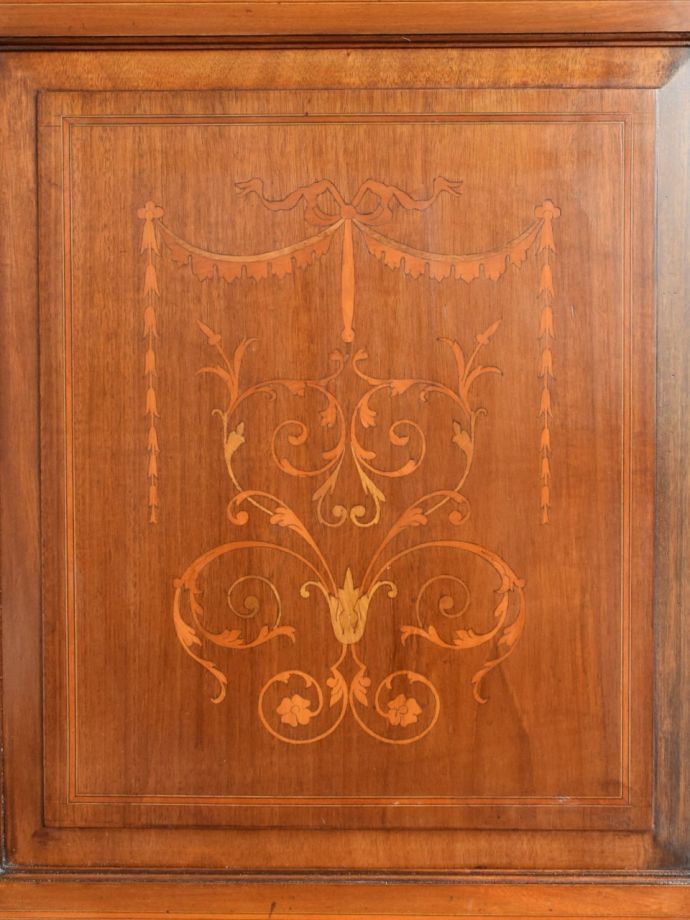 英国アンティーク家具らしい装飾